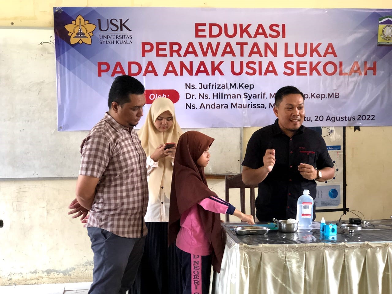 SISWA/I SD NEGERI COT PREH DIBERIKAN EDUKASI PERAWATAN LUKA OLEH DOSEN FAKULTAS KEPERAWATAN UNIVERSITAS SYIAH KUALA